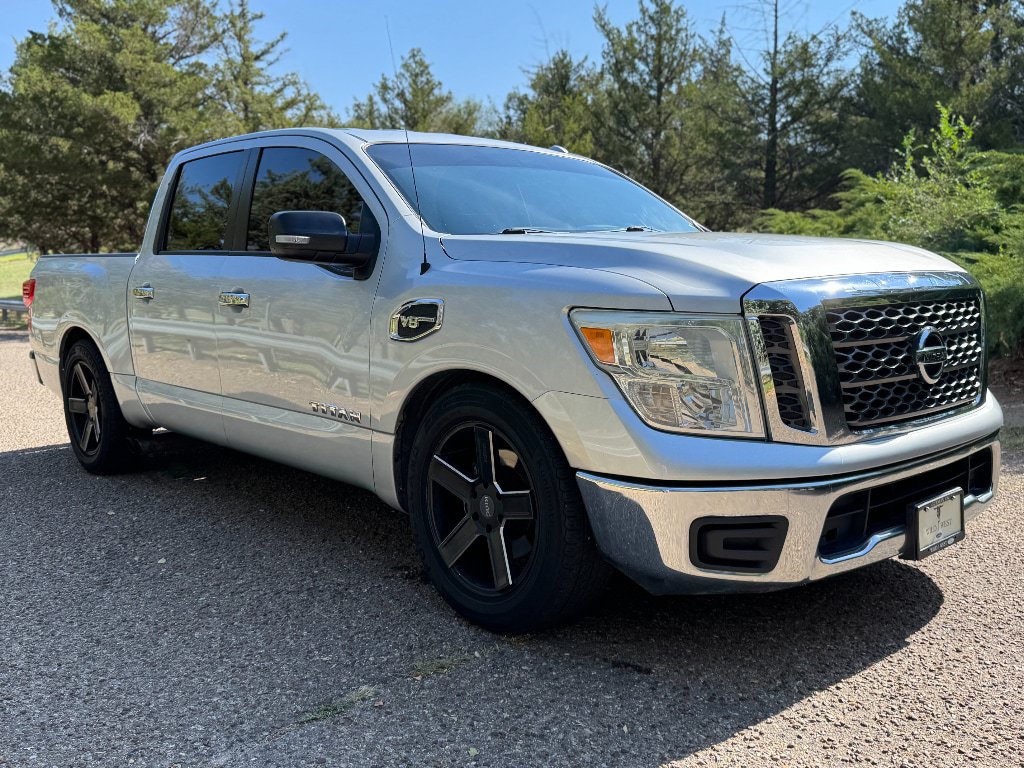 Used 2017 Nissan Titan SV RWD image 3