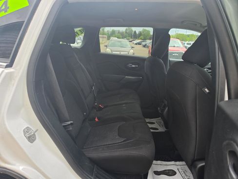 Used 2019 Jeep Cherokee Latitude w/ Cold Weather Group AWD/4WD image 16