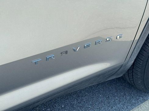 Used 2025 Chevrolet Traverse LT image 12