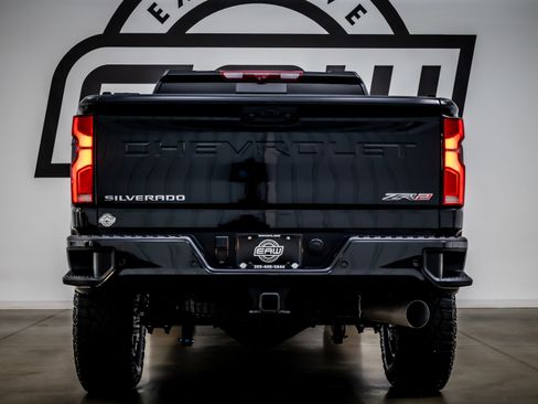 Used 2024 Chevrolet Silverado 2500 ZR2 w/ Technology Package image 10
