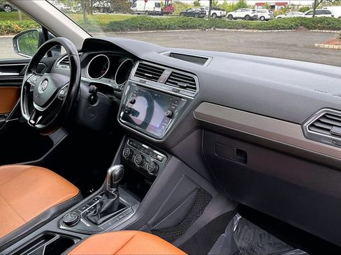 Used 2018 Volkswagen Tiguan SE w/ Panoramic Sunroof Package AWD/4WD image 12