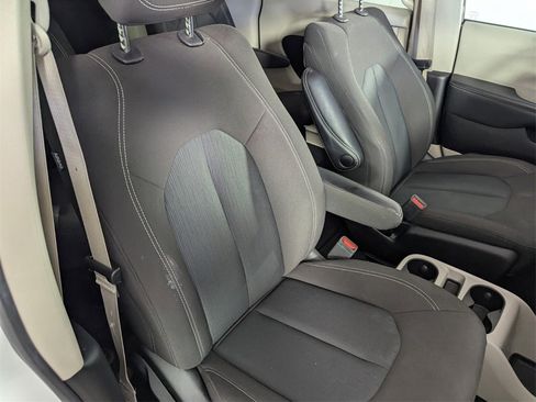 Used 2023 Chrysler Voyager LX image 25