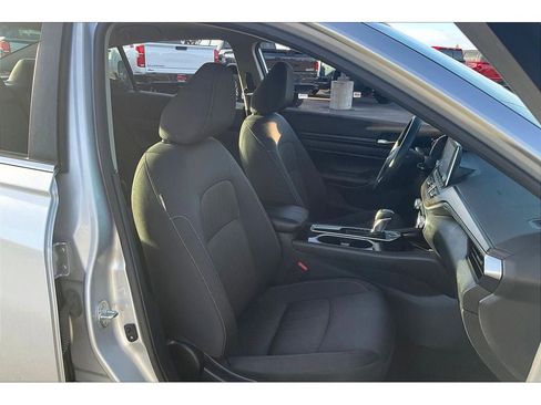 Used 2024 Nissan Altima 2.5 SV image 8