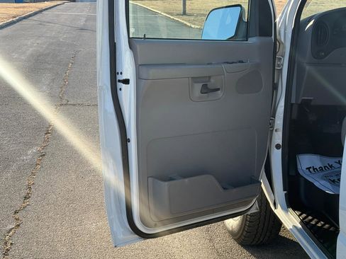 Used 2002 Ford E-350 and Econoline 350 Super Duty image 15
