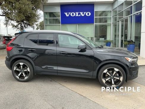 Used 2019 Volvo XC40 T5 Momentum image 3