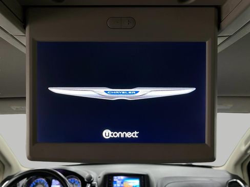 Used 2014 Chrysler Town & Country Touring image 24