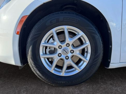 Used 2023 Chrysler Voyager LX image 9