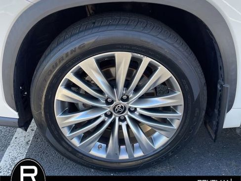 Used 2022 Toyota Highlander Platinum AWD/4WD image 11