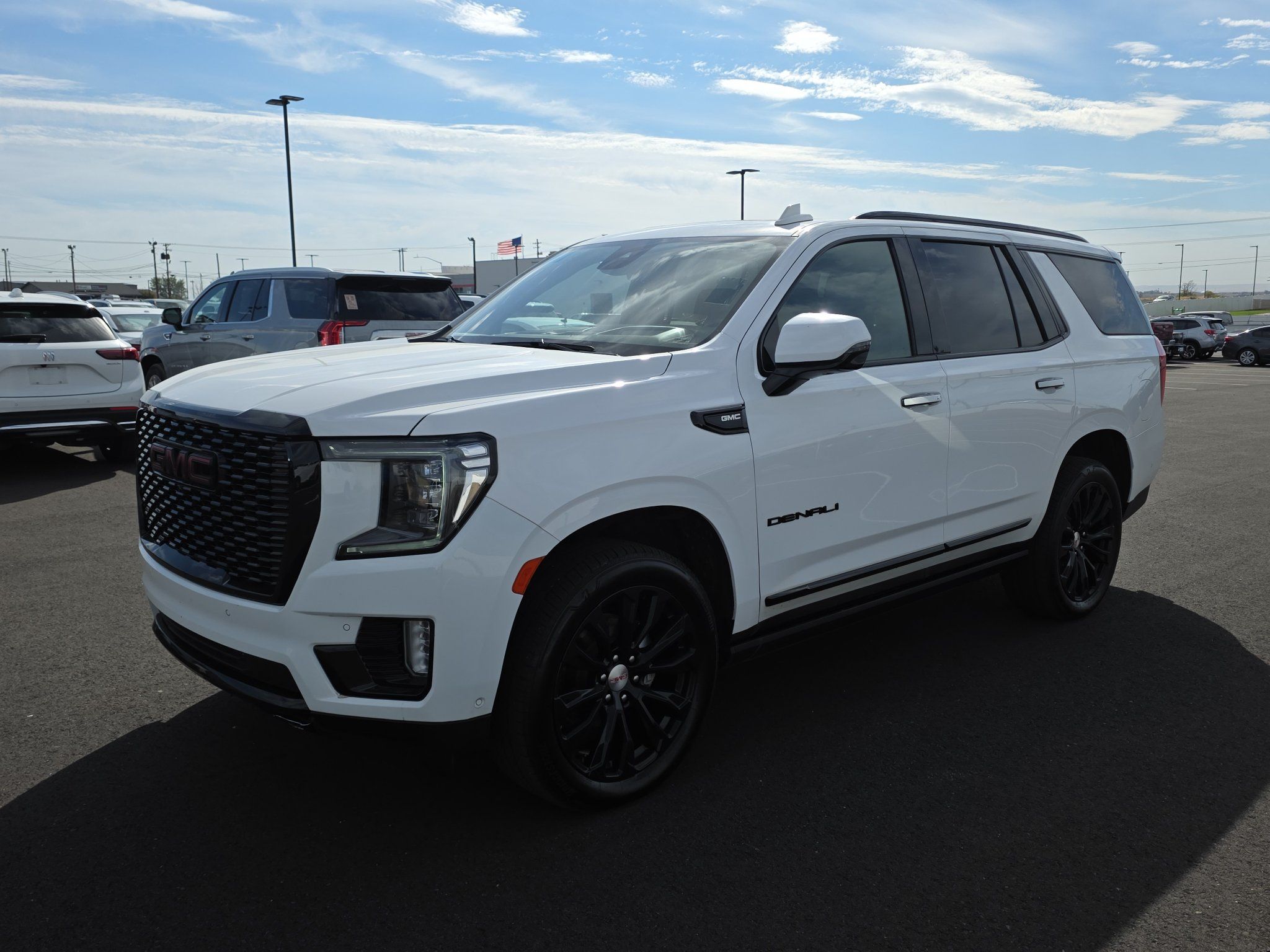 Used 2024 GMC Yukon Denali w/ Denali Reserve Package AWD/4WD image 3