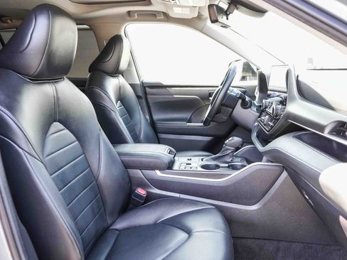 Used 2023 Toyota Highlander XLE FWD image 20
