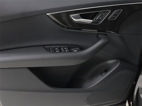 Certified 2025 Audi Q7 3.0T Premium image 11