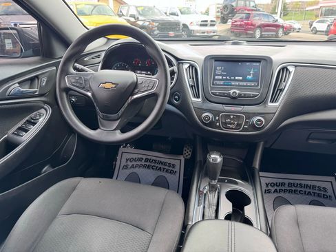 Used 2017 Chevrolet Malibu LT image 25