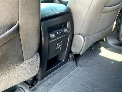 Used 2022 Chevrolet Traverse LT FWD image 22