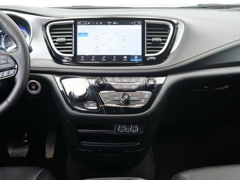 Used 2024 Chrysler Pacifica Touring-L w/ S Appearance Package FWD image 22