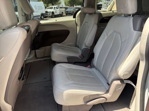 Used 2020 Chrysler Pacifica Touring-L Plus w/ Advanced Safetytec Group FWD image 12