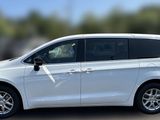 New 2026 Chrysler Pacifica Select image 3