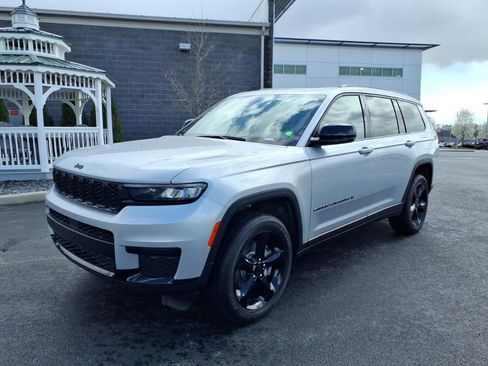 Used 2024 Jeep Grand Cherokee L Altitude AWD/4WD image 2