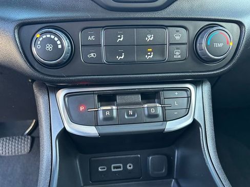 Used 2024 GMC Terrain SLE image 27