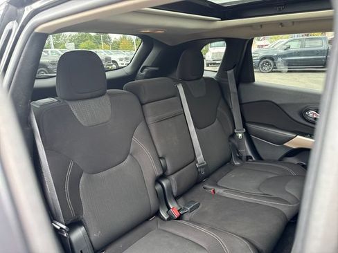 Used 2017 Jeep Cherokee Latitude w/ Comfort/Convenience Group FWD image 21