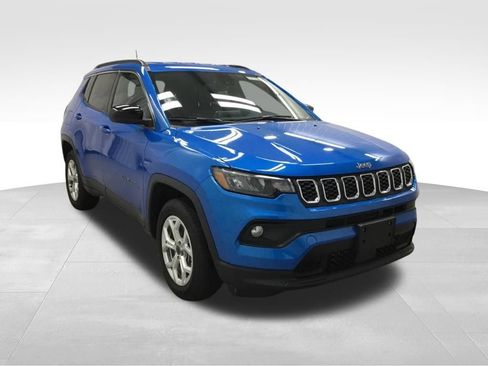 Used 2025 Jeep Compass Latitude AWD/4WD image 3