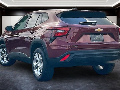 Used 2024 Chevrolet Trax LS w/ LS Convenience Package FWD image 4
