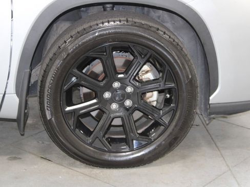 Used 2023 Toyota Highlander LE image 12