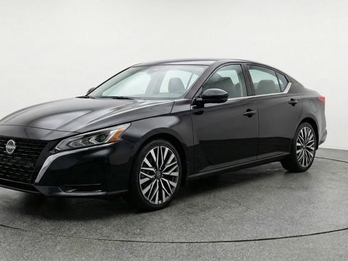 Used 2025 Nissan Altima 2.5 SV FWD image 2