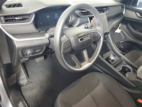 Used 2024 Jeep Grand Cherokee L Laredo image 10