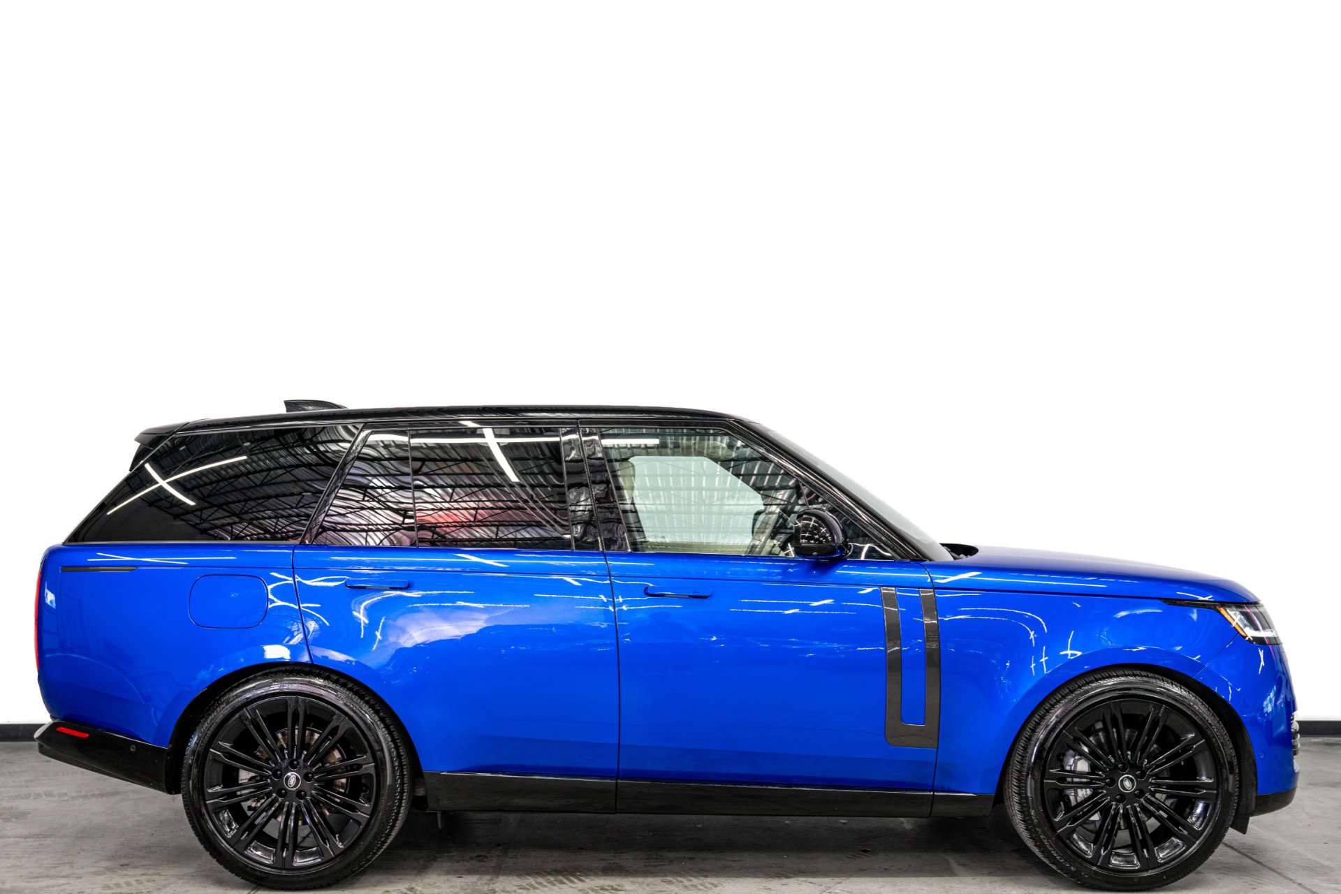 Used 2025 Land Rover Range Rover SE AWD/4WD image 2