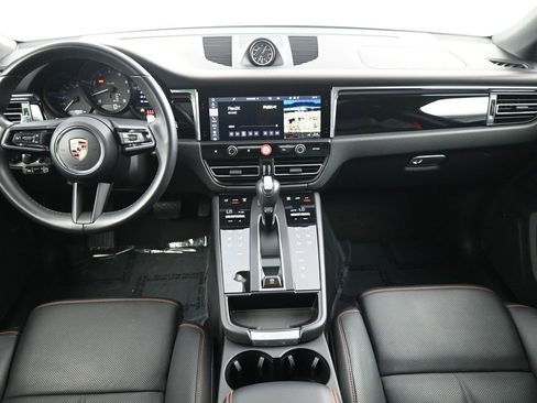 Certified 2025 Porsche Macan image 6