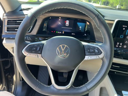 Used 2024 Volkswagen Atlas SE w/ Panoramic Sunroof Package image 17