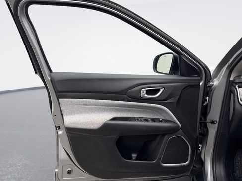 Used 2022 Jeep Compass Latitude image 9