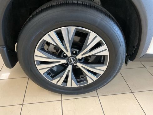 Used 2023 Nissan Rogue SV image 8