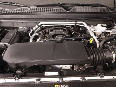 Used 2026 Chevrolet Colorado ZR2 w/ Technology Package AWD/4WD image 19