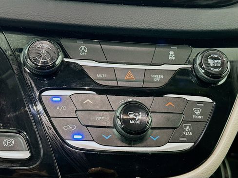 Used 2023 Chrysler Voyager LX image 22