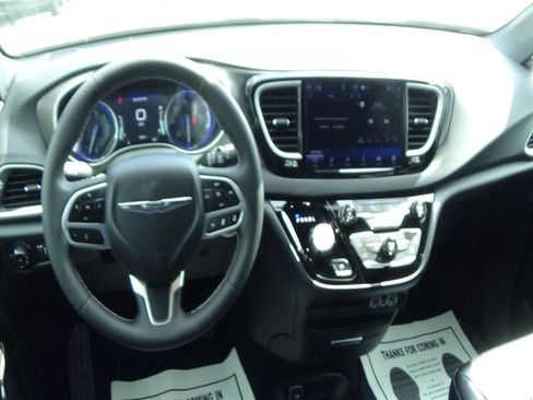 Used 2025 Chrysler Pacifica Select FWD image 14