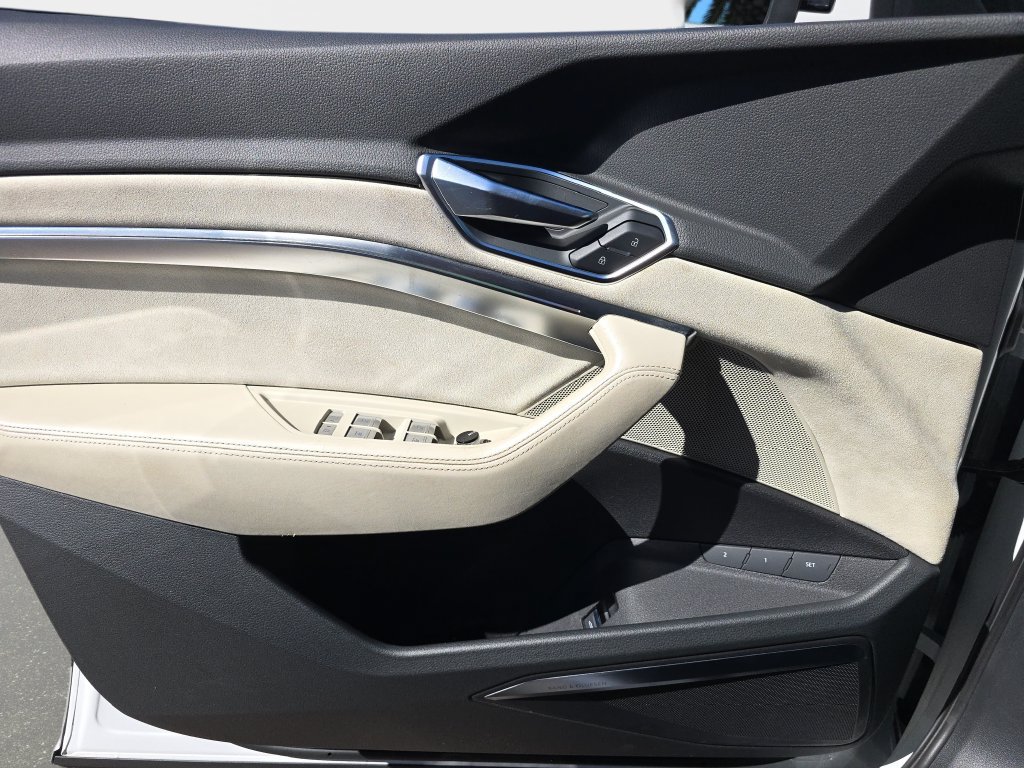 Used 2019 Audi e-tron Prestige w/ Prestige Package AWD/4WD image 21