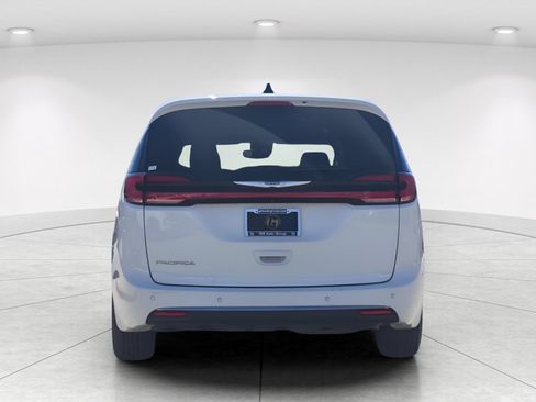 Used 2024 Chrysler Pacifica Touring-L FWD image 5