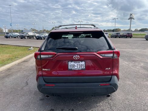 Used 2023 Toyota RAV4 XLE Premium image 11