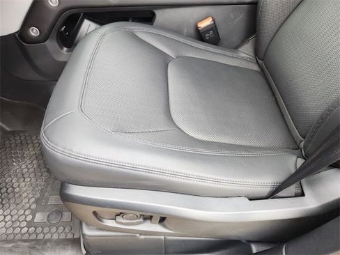 Used 2025 Land Rover Defender 110 X-Dynamic SE image 23