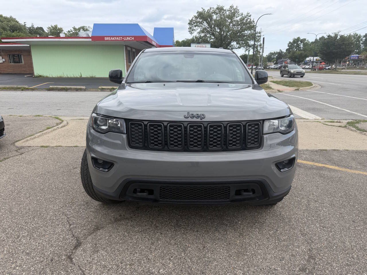Used 2019 Jeep Grand Cherokee Laredo AWD/4WD image 5