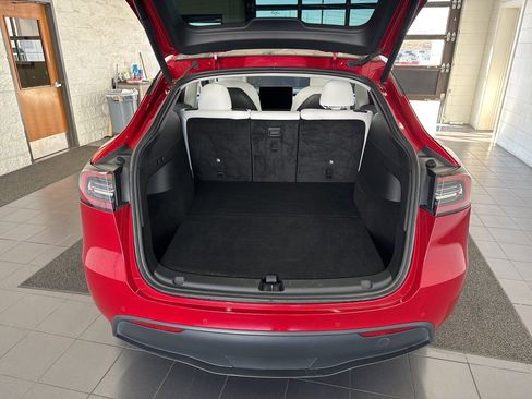 Used 2022 Tesla Model Y Long Range image 9
