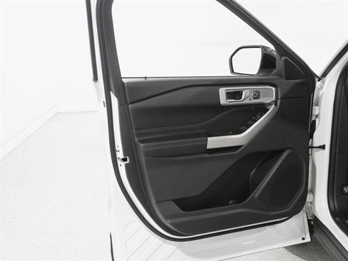 Certified 2022 Ford Explorer Limited w/ Equipment Group 301A image 5