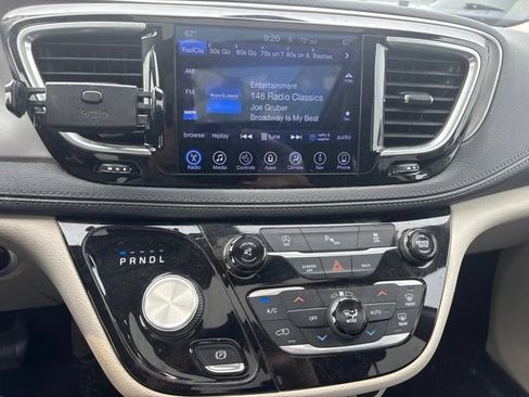 Used 2017 Chrysler Pacifica Limited FWD image 9