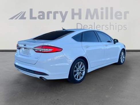 Used 2017 Ford Fusion SE w/ Fusion SE Technology Package image 5