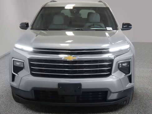 Used 2025 Chevrolet Traverse LT AWD/4WD image 2