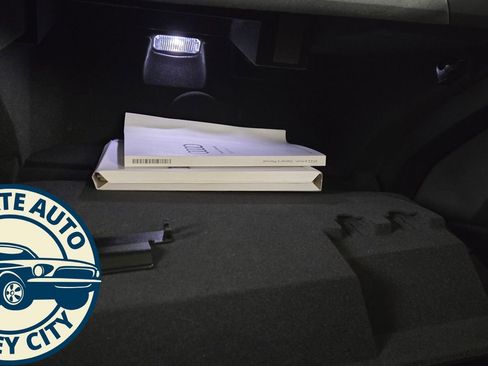 Used 2022 Audi e-tron Premium w/ Convenience Plus Package image 24