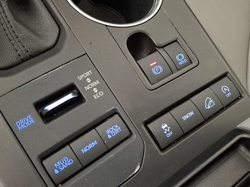Used 2021 Toyota Highlander XLE AWD/4WD image 24