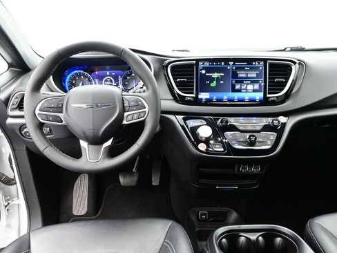 Used 2025 Chrysler Pacifica Select FWD image 16