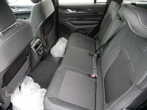 New 2026 Jeep Grand Cherokee Laredo w/ Trailer Tow Package AWD/4WD image 12